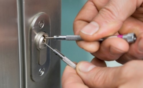 How To Pick A Lock With A Paperclip In 5 Easy Steps
